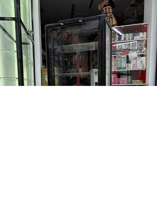 Стеклянные витрины, торговое оборудование.
