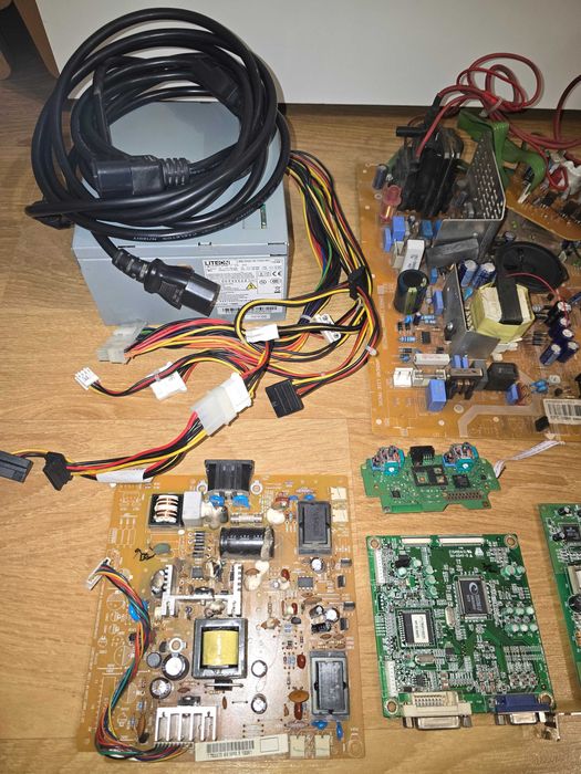 Piese calculator, televizor cu tub, monitor și diverse accesorii