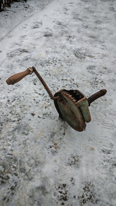 Unealta/Mașina manuala curățat porumb stiuleti