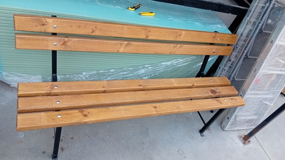 Пейки със метални крачета