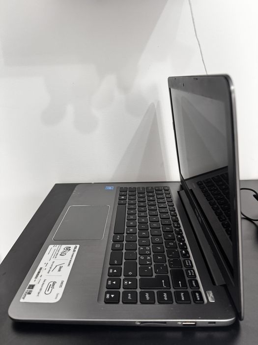Vând laptop ASUS VivoBook E403SA