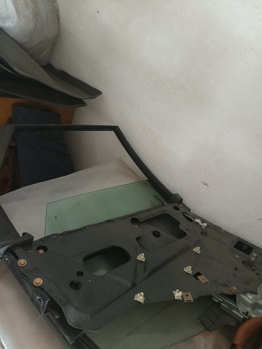 Стекло Ауди Б4 заднее левое