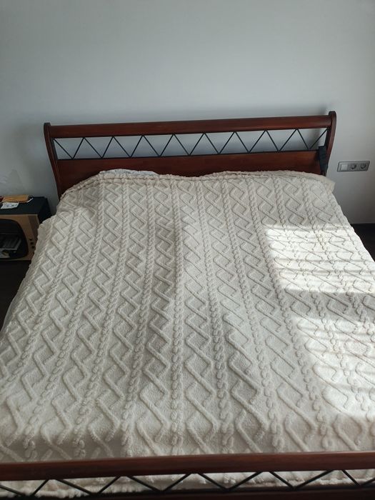 Продавам спалня от масивно дърво 180 / 200 см.