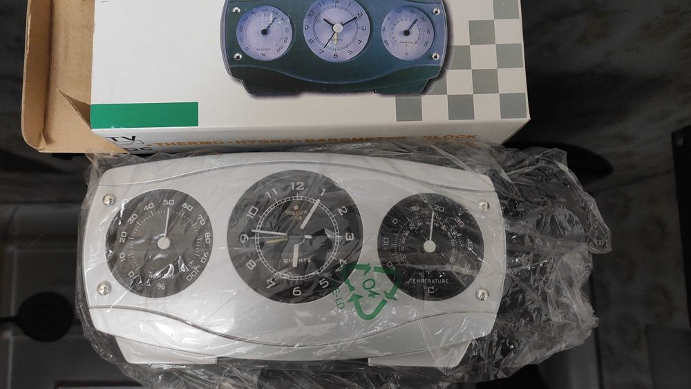 Часы будильник с термометром и гигрометром - новые.