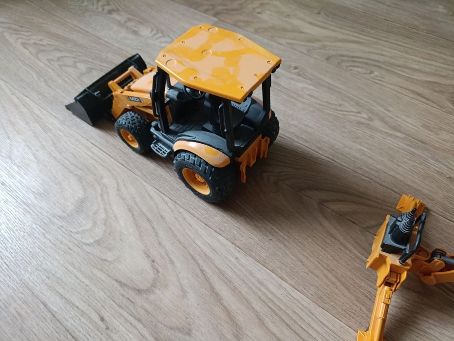 Трактор-экскаватор Bruder