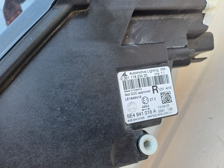 Десен фар за Skoda Octavia lV;  Full LED