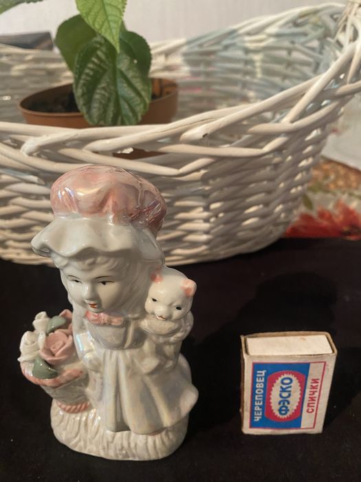 Статуэтки из форфора  прошлого века современные