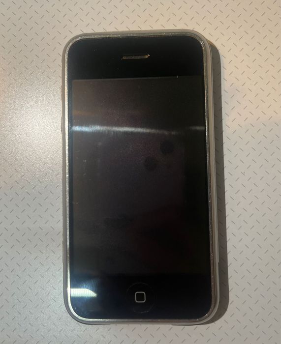 Iphone 2g ( Apple first generation )