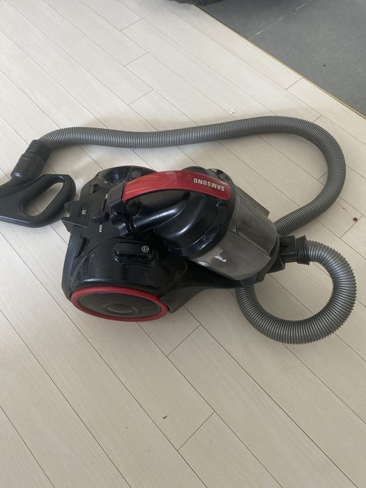 Продам на запчасти пылесос