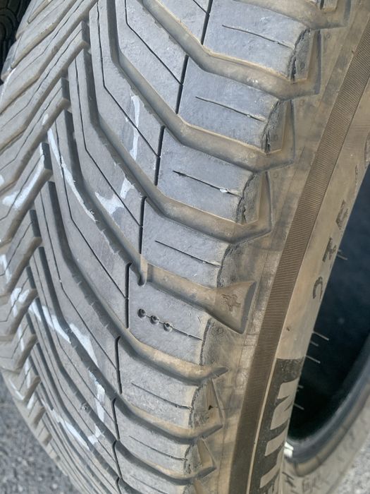 Продавам гуми 235/60/18  107H Michelin Cross Climate 2 -два броя + подарък 4броя китайски летни