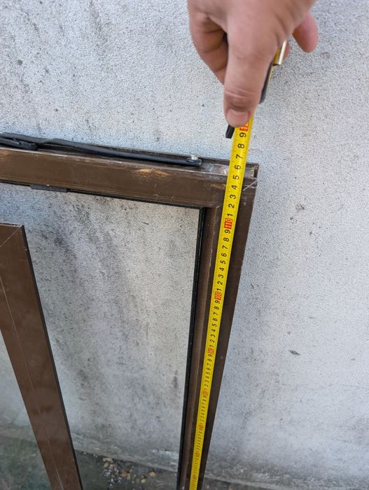 Fereastră termopan aluminiu oscilobatantă.