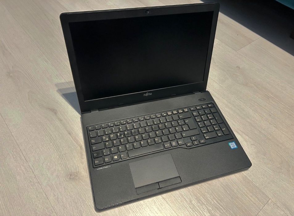 Лаптоп Fujitsu Lifebook A359 i3 8th Gen UHD 620 8GB RAM 256GB SSD Без Батерия