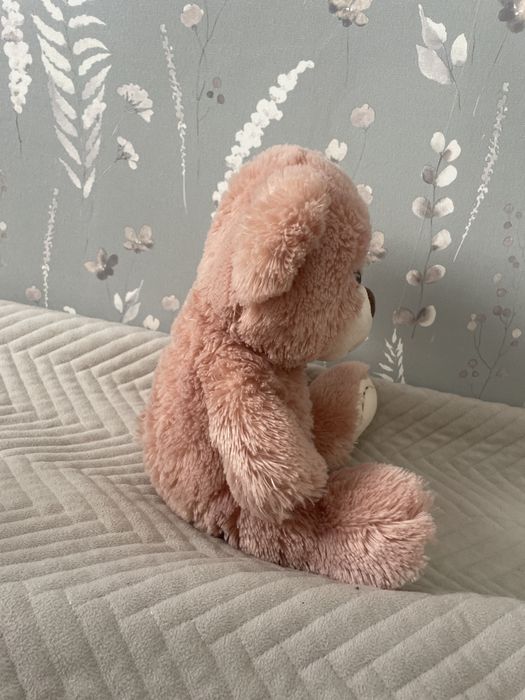 Розовая плюшевая мишка