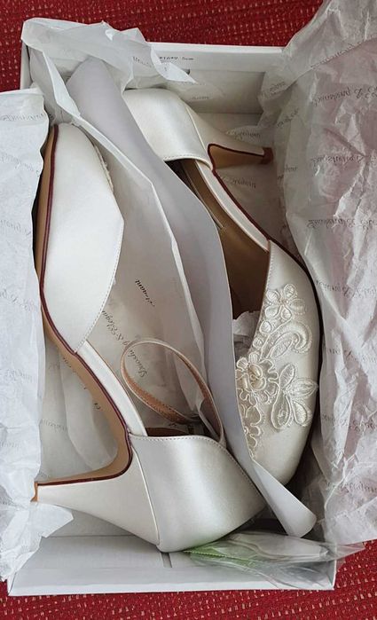 Pantofi eleganți pentru feme,i toc înalt, cu bareta la gleznă, aplicații din satin, pantofi de mireasă NR 39