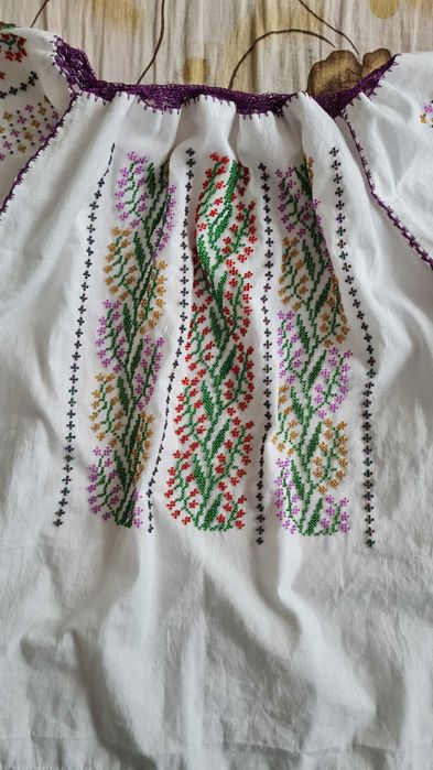 Ie tradițională cu mărgele cusută manual