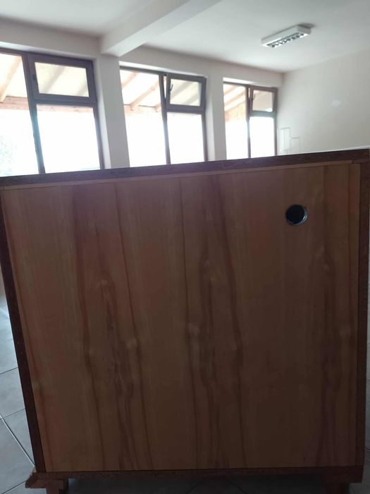 Продавам дървен ъглов телевизионен шкаф, масивно дърво