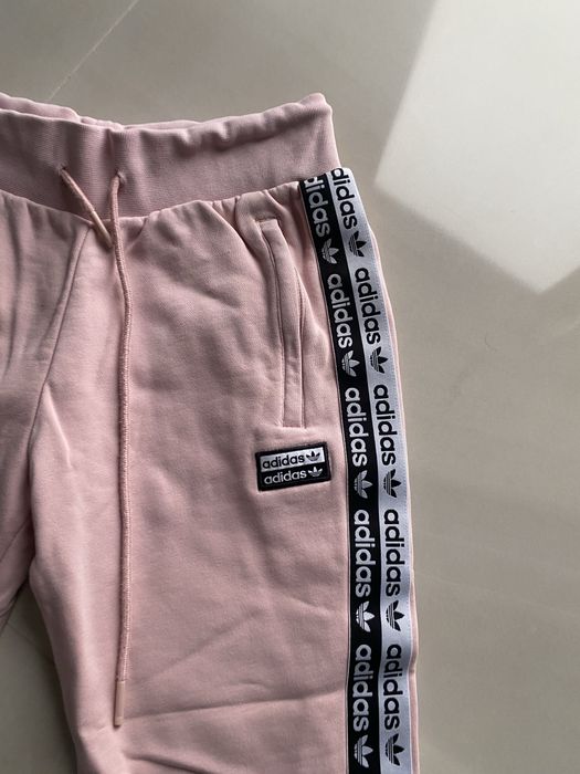 Pantaloni Adidas purtat o singura data de culoare roz