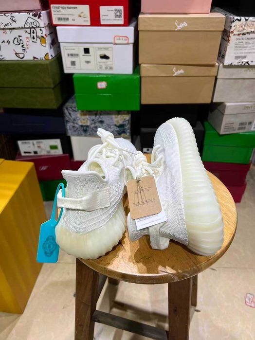 Adidasi Yezzy marimea 37 38