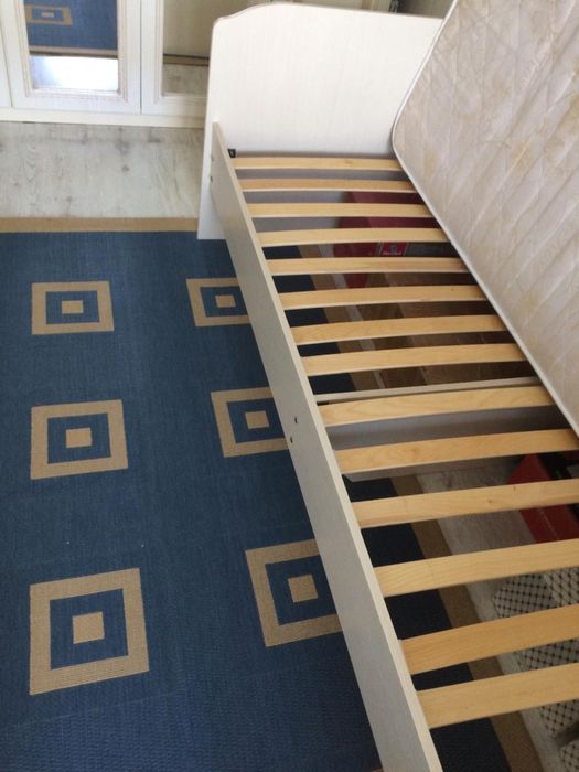 мебель: 2 кровати, шкаф и рабочий стол