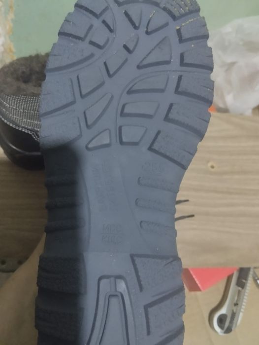 Продам ботинки зимние 6000 рабочии