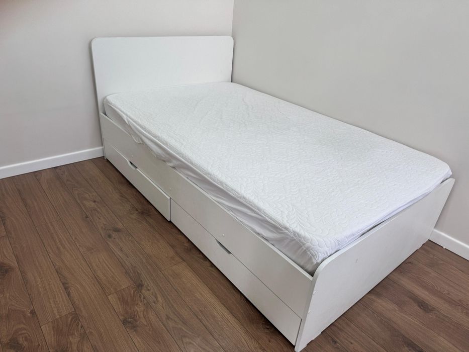 Продам кровать красивую с матрасом