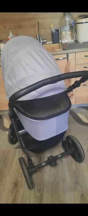 Бебешка количка (лесно маневрена]