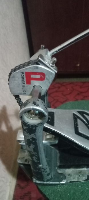 Педаль для басс барабана.