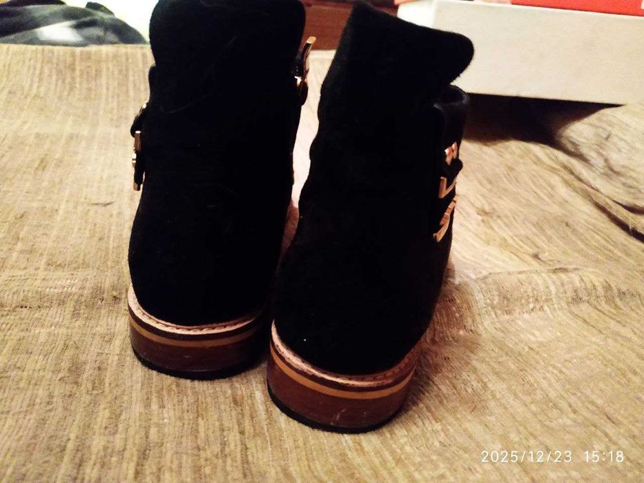 Замшевые черные ботинки
