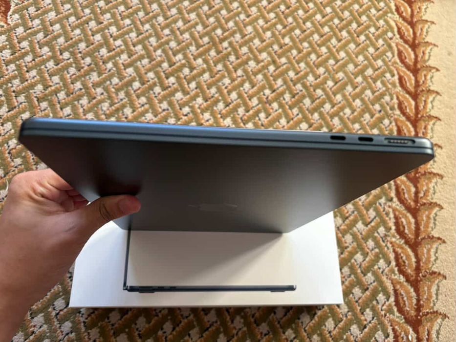 MacBook Air  снизу