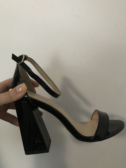 Sandale cu toc negre