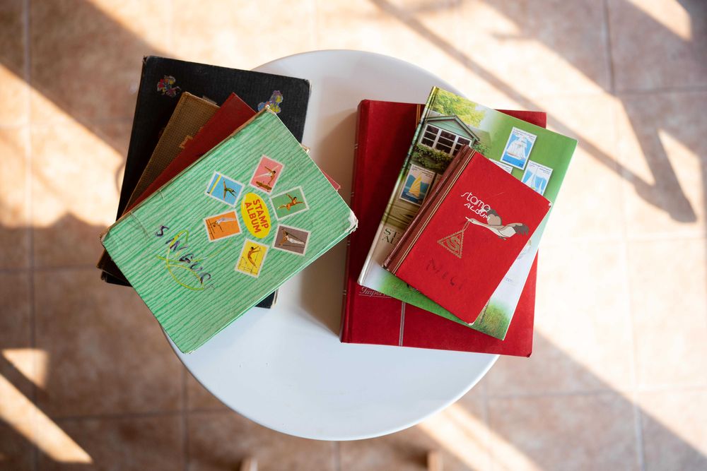 Vând 7 clasoare cu peste 1700 de timbre.