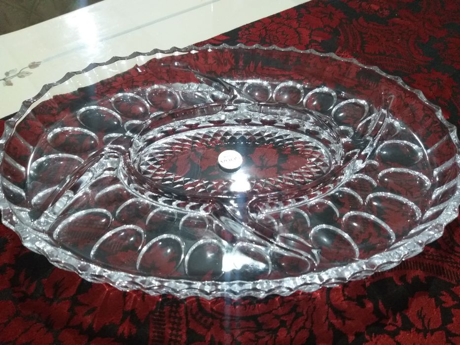 Стеклянная тарелка для сервировки