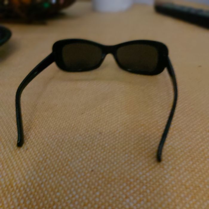 Vind ochelari de soare.