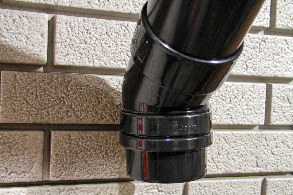 Водосток Дёке цвет Карбон. Сайдинг, гибкая черепица, софиты.