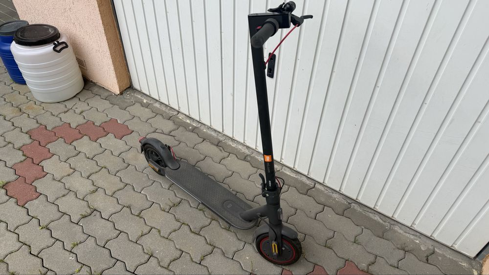 Trotinetă electrică Xiaomi Mi Electric Scooter Pro 2 - Ca Nouă
