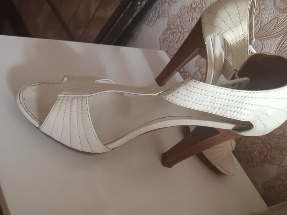 Босоножки кожаные 38р