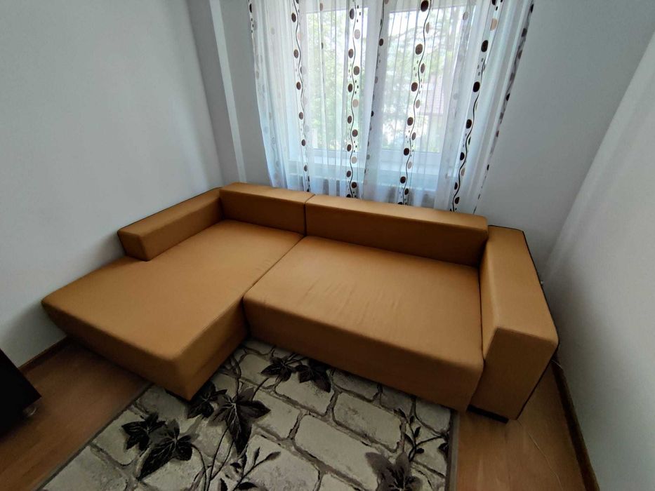 Canapea extensibila cu 3 locuri