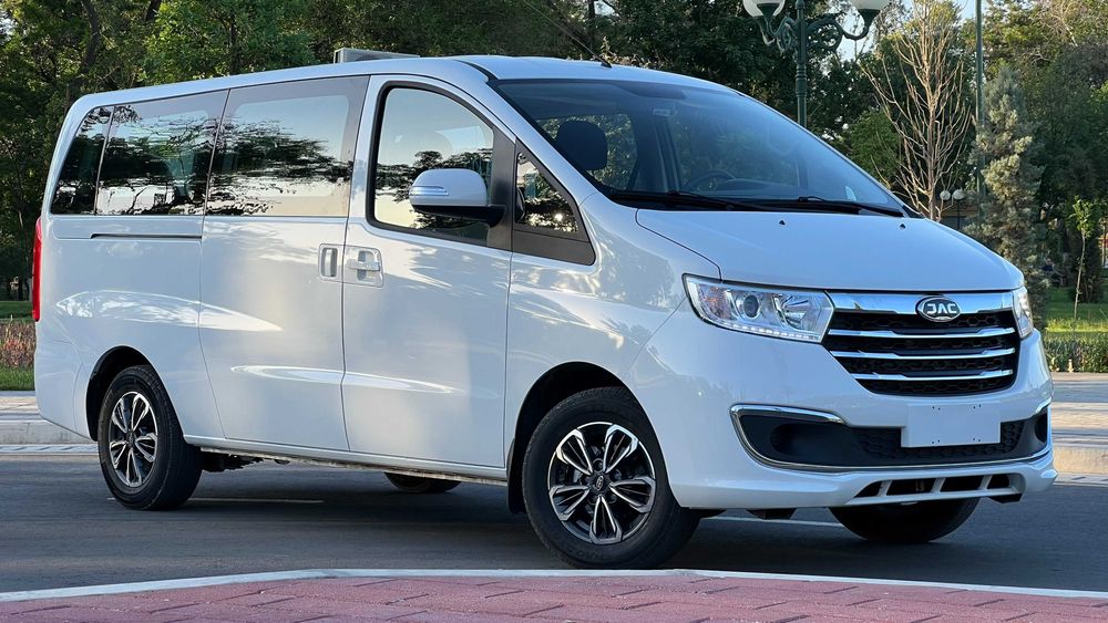 JAC M3 PLUS кўплаб қулайликларга эга бўлган  минивен.