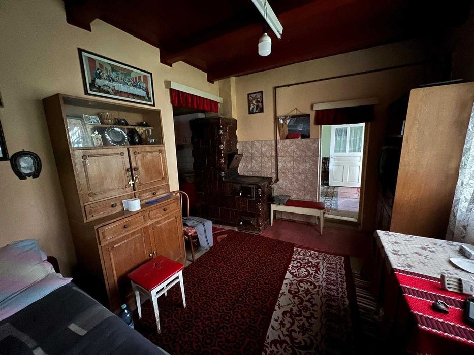 Casa la tara de vanzare.