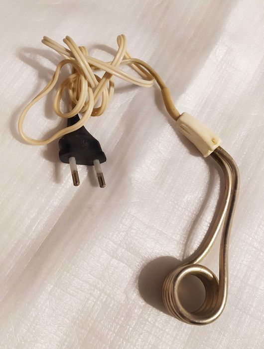 Две малки бързоварчета /нагреватели/ с различни щепсели