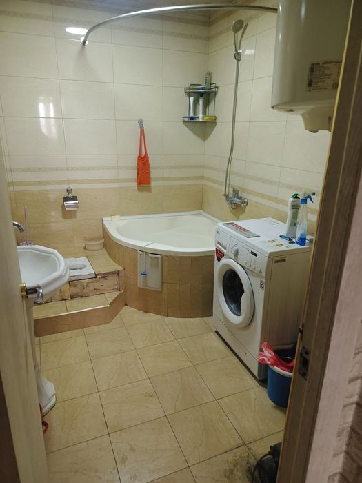 Andijon shahar eski shahar hududi holis klinikasi oldida