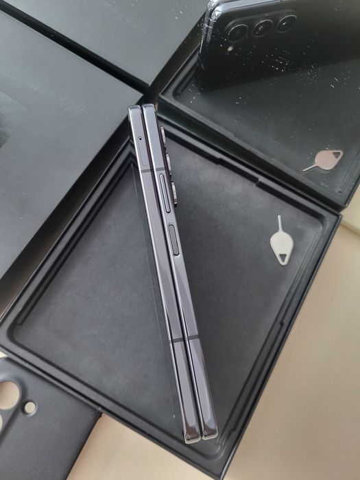 Продам Samsung Galaxy Z Fold 5 12/512gb.