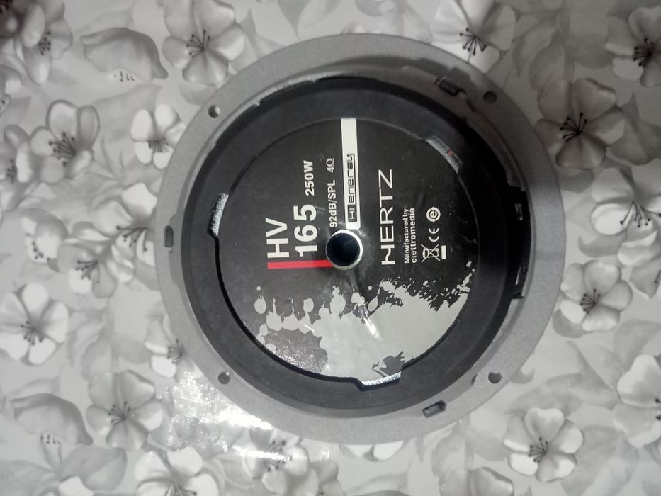 Продам 2-шт разные калонки Hertz в хорошем состоянии.