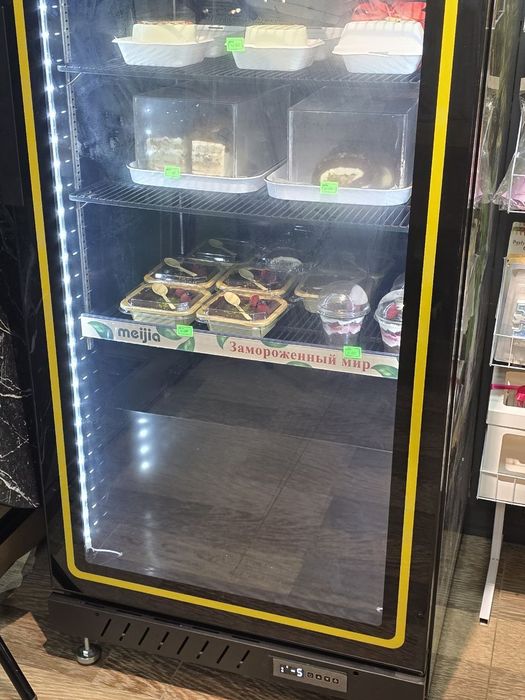 Продается витрина холодильник.
