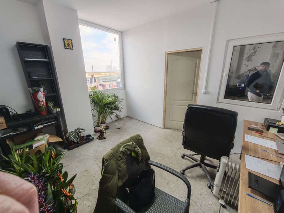 Închiriez hală 200mp , str Tirului