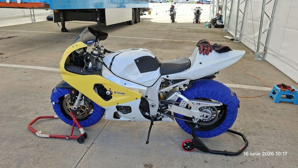 Suzuki GSX-R 750 K1 de circuit + accesorii