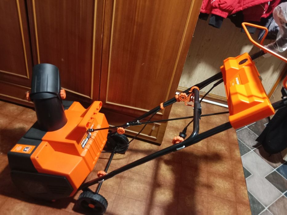 Продам снегоуборщик