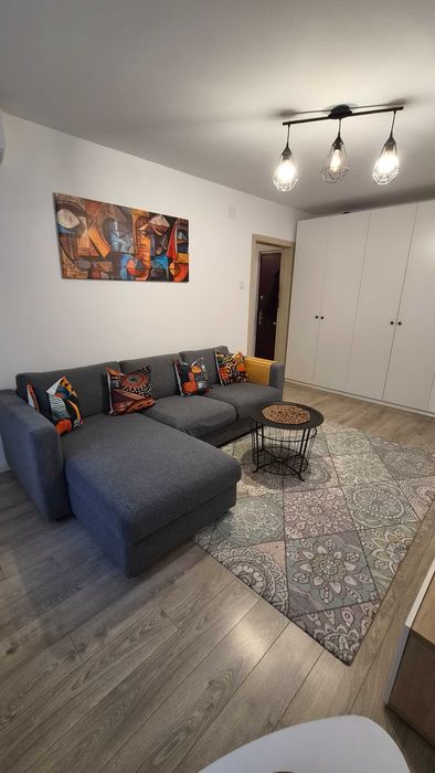 Închiriez apartament 2 camere cu loc de parcare
