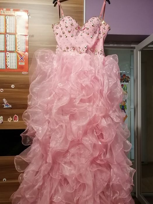 Vând rochie ocazii . Rochia arată foarte bine.