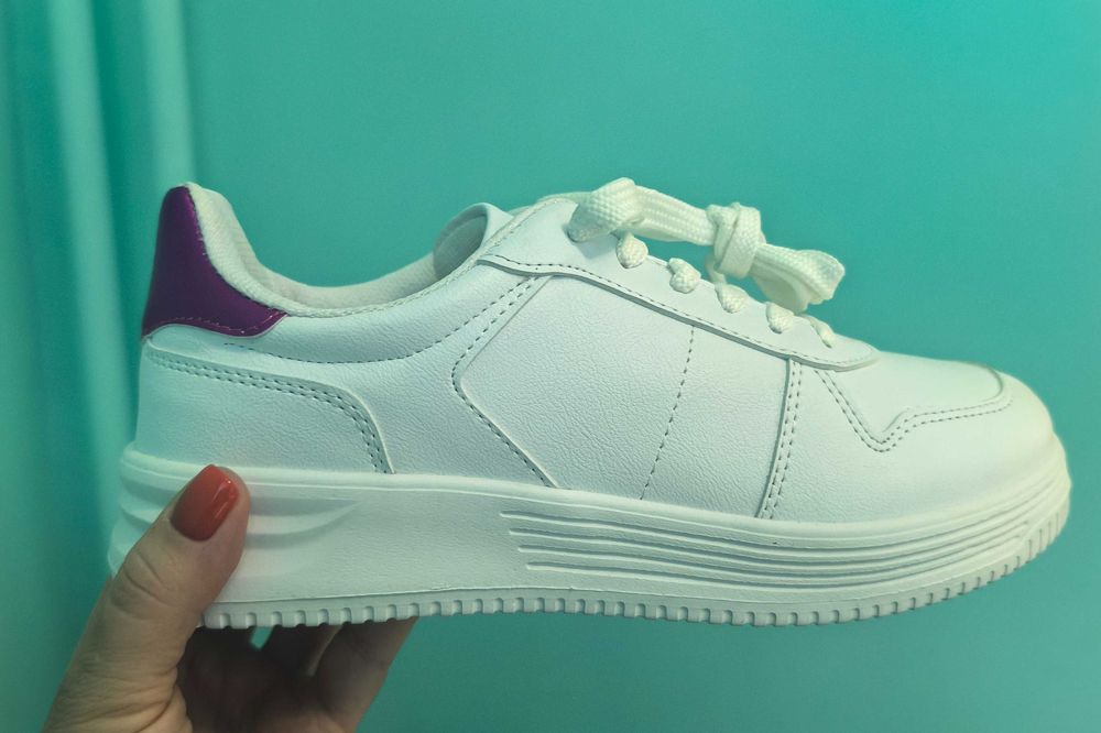 Чисто нови бели кецове